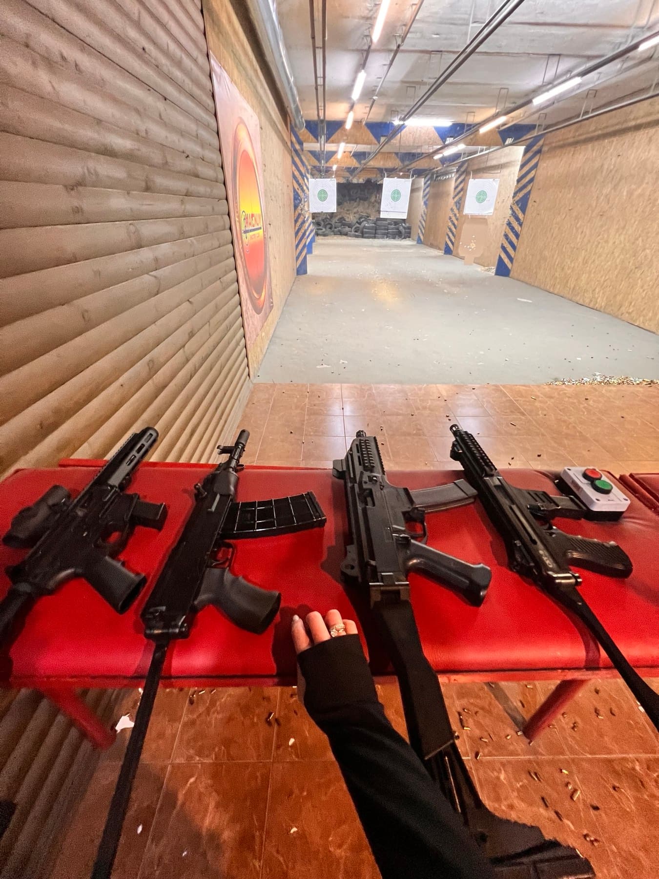 Арсенал оружия в тире